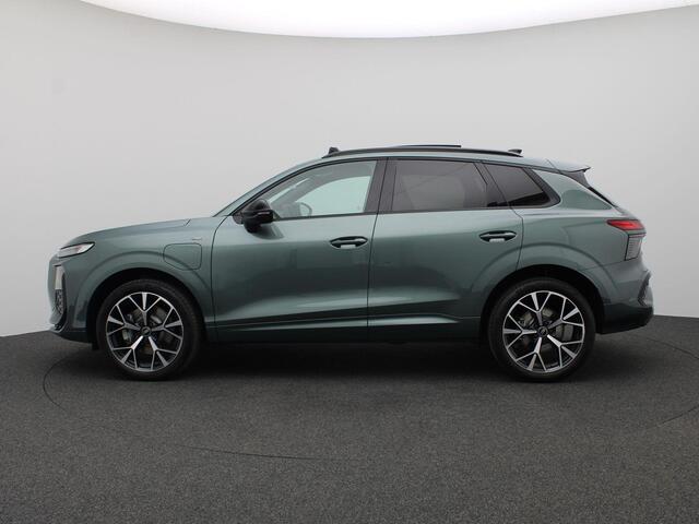 Audi Q3 1.5 200kW e-hybrid S edition 272PK Aut. Panoramadak, Trekhaak, Achteruitrijcamera, Elektr. Achterklep, Optiekpakket Zwart, 20" LM Velgen, Stoel-Stuurverwarming