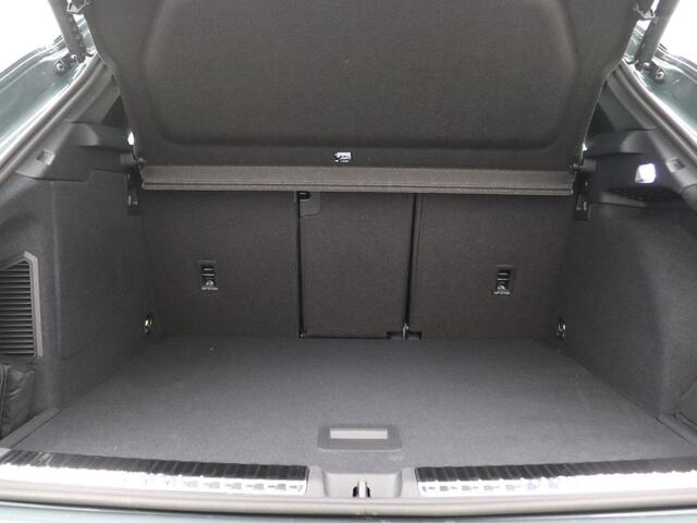 Audi Q3 1.5 200kW e-hybrid S edition 272PK Aut. Panoramadak, Trekhaak, Achteruitrijcamera, Elektr. Achterklep, Optiekpakket Zwart, 20" LM Velgen, Stoel-Stuurverwarming
