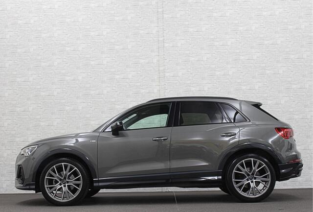Audi Q3 35 TFSI S-Line | ACC | Trekhaak | Leder | Sportstoelen | Matrix-LED | Standkachel | Sfeerverlichting | Uniek Interieur | Carplay | 20 inch | Audi-Sound | Getint Glas | Lane-Assist | Stoelverwarming | Virtual-Cockpit | Dodehoek |