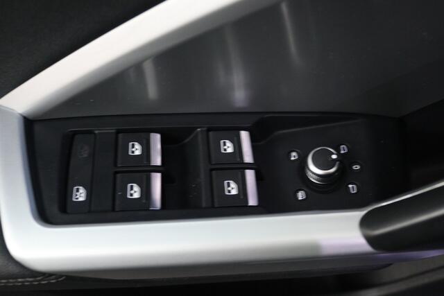 Audi Q3 35 TFSI S Line Pro Line S (PANORAMADAK, SFEERVERLICHTING, CAMERA, STOELVERWARMING, CRUISE CONTROL ADAPTIEF)