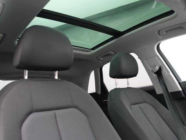 Audi Q3 45 TFSI e Advanced edition PHEV 245pk Dealer O.H | Panodak | 360 Camera | Blis | Voorstoelen Verwarmd | Sfeerverlichting | Cruise Control | DAB | Navigatie | Virtual | 17"L.M | Plug In Hybrid