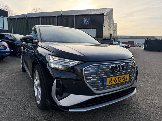 Audi Q4 Sportback e-tron 45 quattro S LINE 77 kWh VAN: 40.900,- VOOR: 37.770,- UW EINDEJAARSVOORDEEL: 3.130,- EURO | HALF LEDER | ELECTR ACHTERKLEP | SONOS AUDIO | CAMERA | ELECTR ACHTERKLEP | RIJKLAARPRIJS!