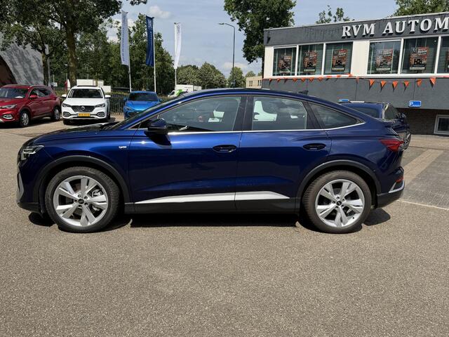 Audi Q4 Sportback e-tron 45 Edition 82 kWh VAN: 44.900,- VOOR: 41.877,- UW WKVOORDEEL: 3.023,-|S-LINE| 10.000KM! | STOELVERWARMING| ELEKTRISCHE ACHTERKLEP| ACHTERUITRIJCAMERA | MATRIX LED|