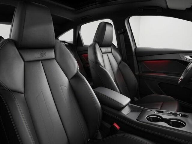 Audi Q4 Sportback e-tron S edition 82 kWh 286 pk | Techniekpakket plus | Glazen panoramadak | Optiekpakket zwart-glanzend | Trekhaak |