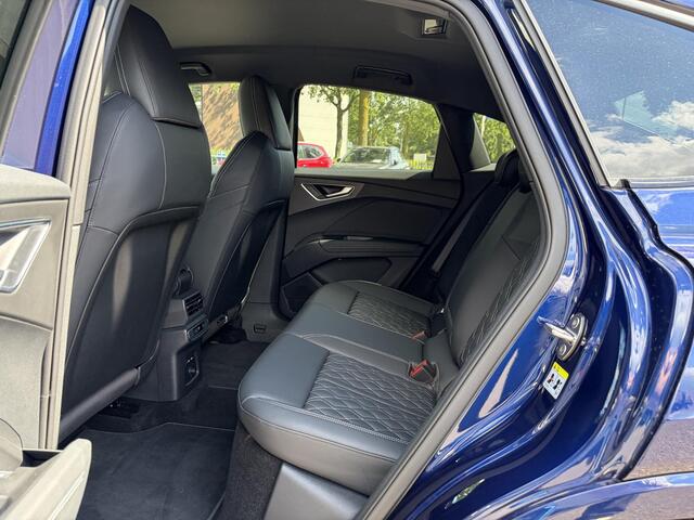 Audi Q4 Sportback e-tron 45 S Edition 82 kWh S-LINE BINNEN + BUITEN VAN: 48.900,- VOOR: 44.877,- UW WKOORDEEL: 4.023,- | 21 INCH!| MEM. STOEL| ACHTERUITRIJCAMERA| NAPPA LEER| DIAMOND STICHING | FABR. GARANTIE T/M 2028