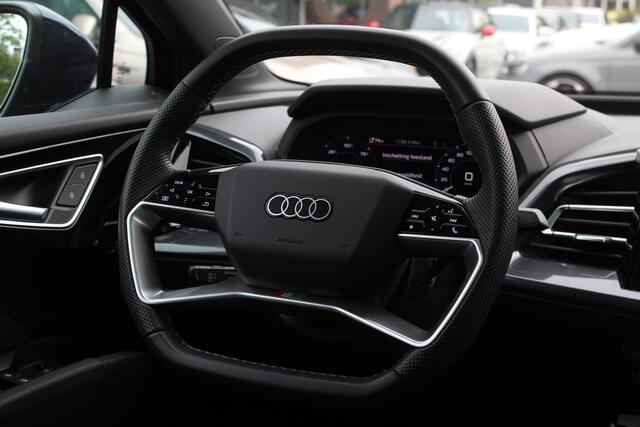 Audi Q4 e-tron 40 Launch edition S Competition 77 kWh / SOH 93,3% / Trekhaak / Panoramadak / Camera / Matrix LED / 20'' / Intr.voorverwarming / DAB / Sonos / Stoelverwarming / ACC / Warmtepomp
