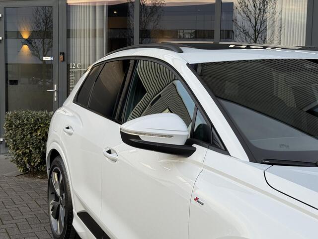 Audi Q4 e-tron 35 2 x S Line/ Panodak/ Trekhaak/ Sfeerverlichting