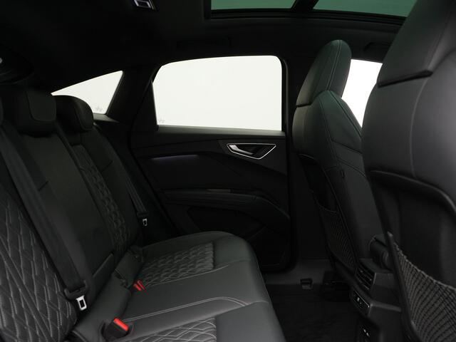 Audi Q4 e-tron 50 quattro S Line 77 kWh 300pk Dealer O.H. | Trekhaak Af Fabriek | Panodak | Adaptive Cruise | Head Up | Camera | Matrix LED | Lederen Sportstoelen Verwarmd | Sfeerverlichting | Apple Carplay | Keyless | Blis | 20"L.M | Navigatie |