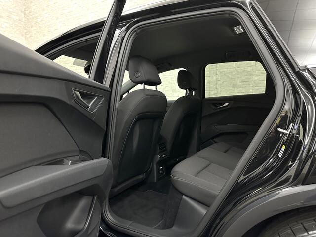 Audi Q4 e-tron 45 Quattro S-Line 77 kWh | ACC | Matrix-LED | Keyless-Entry | Standkachel | Carplay | Lane Assist | 3-Zone Clima | Stoelverwarming | Getint Glas | Autom. Parkeren | Virtual Cockpit |