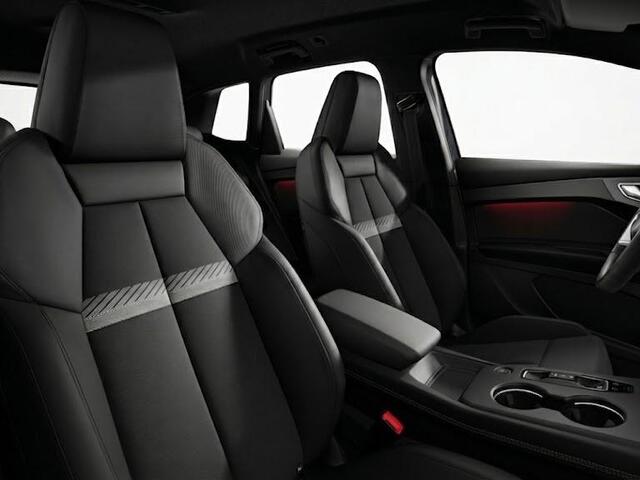 Audi Q4 e-tron Advanced edition 63 kWh 204 pk | Techniekpakket plus | Privacy glas | Lichtpakket plus ambient light | Trekhaak |