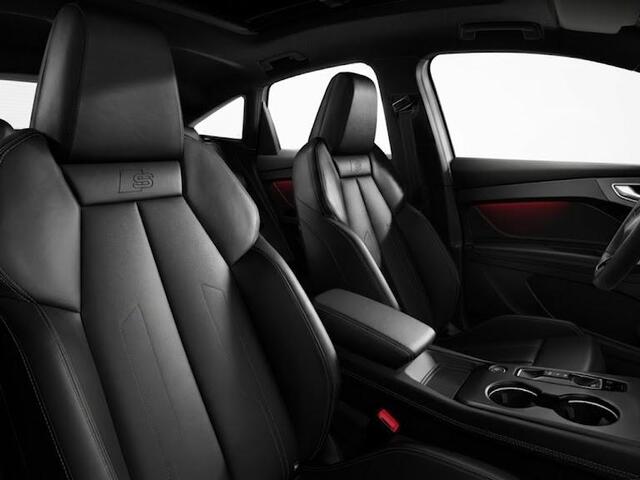 Audi Q4 e-tron S edition e-tron 82 kWh 286 pk | Glazen panoramadak | Trekhaak | Techniekpakket plus | Optiekpakket zwart-glanzend |