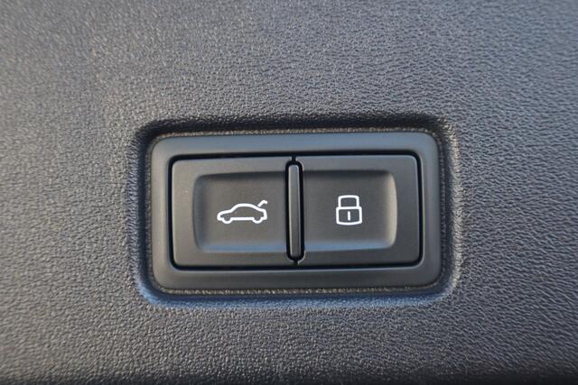 Audi Q4 e-tron 40 S edition 82 kWh S-Line Panoramadak I Key-less I Adap. cruise