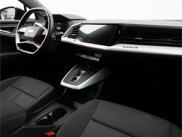 Audi Q4 e-tron 35 Launch edition 55 kWh SOH 91% Trekhaak/ Stoelverwarming/ Camera/ 20" Lmv/ Navigatie Apps/ Carplay/ Cruise control/ Full led