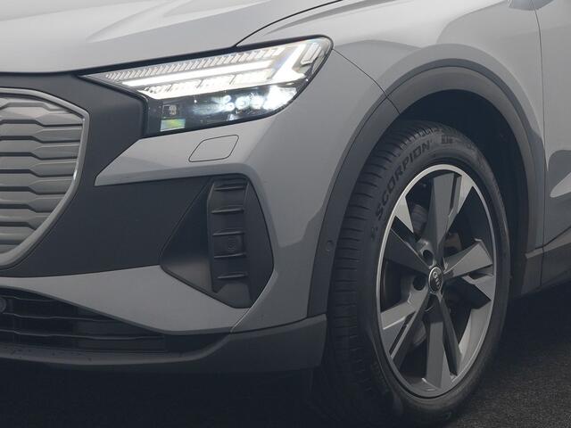 Audi Q4 e-tron 40 Advanced edition 77 kWh 204pk Dealer O.H | SOH 96.6% | Panodak | Adaptive Cruise | Matrix LED | Camera | Sportstoelen Verwarmd | Blis | Sfeerverlichting | Apple Carplay | DAB | Navigatie | 20"L.M
