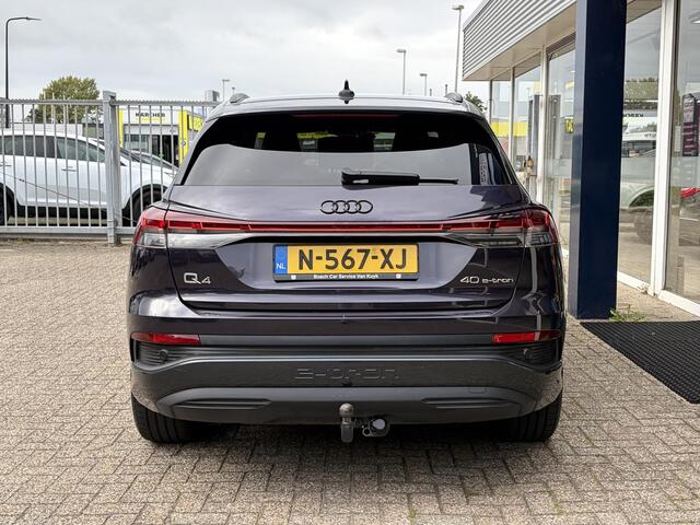 Audi Q4 e-tron 40 Launch edition Advanced 77 kWh / NL-Auto / Vol-Leder / Grote-Accu / Warmtepomp / Elektr.-Stoelen met Geheugen / Stoelverwarming / Matrix-LED / Standkachel / Trekhaak / Apple-Carplay & Android-Auto / Cruise-Control / Climate-Control / Elektr.-Achterklep / DAB Radio-Bluetooth / Navi / PDC / BTW-Auto / Camera-Achter / 20'' LMV / ENZ.