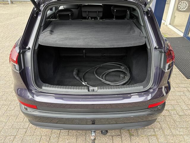 Audi Q4 e-tron 40 Launch edition Advanced 77 kWh / NL-Auto / Vol-Leder / Grote-Accu / Warmtepomp / Elektr.-Stoelen met Geheugen / Stoelverwarming / Matrix-LED / Standkachel / Trekhaak / Apple-Carplay & Android-Auto / Cruise-Control / Climate-Control / Elektr.-Achterklep / DAB Radio-Bluetooth / Navi / PDC / BTW-Auto / Camera-Achter / 20'' LMV / ENZ.