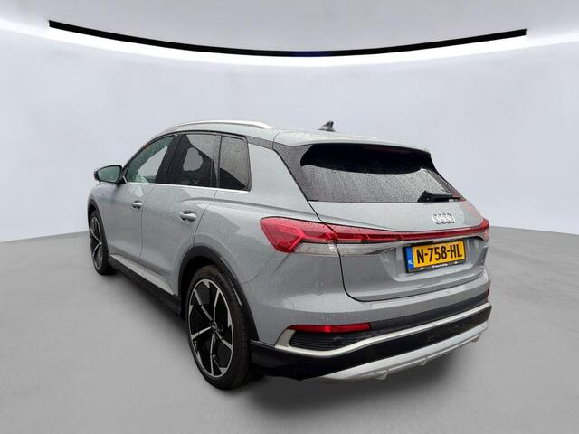 Audi Q4 e-tron 50 quattro 300pk S Edition 77 kWh / Zwart Leder / S-Line / Panoramadak / Navigatie / 21"LM Velgen / Camera / LED verlichting trans