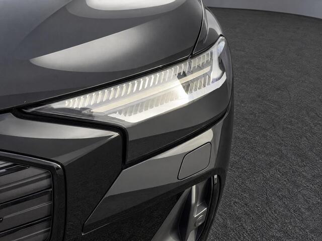 Audi Q4 e-tron 45 quattro 286pk S Edition 82 kWh · Trekhaak · 21'' Velgen · Apple/Android Car Play · Camera · Stoelverwarming ·