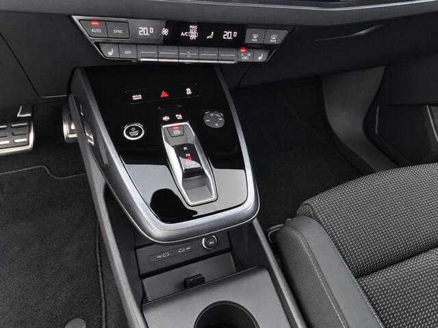 Audi Q4 e-tron 45 quattro 286pk S Edition 82 kWh · Trekhaak · 21'' Velgen · Apple/Android Car Play · Camera · Stoelverwarming ·