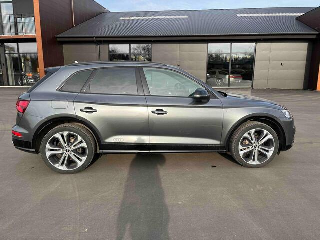 Audi Q5 45 TFSI quattro S edition 245PK Luchtvering 21" Velgen Zwart Optiek Carbon Keyless Go trekhaak Audi virtual cockpit