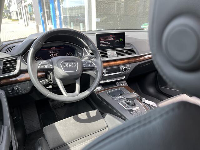 Audi Q5 55 TFSI e quattro S-Line / AUTOMAAT/ PANO/ LUCHTVERING/ NAVI/ ELEK. ACHTERKLEP/ STUUR+STOEL VERWARM. V+A/ PARK. SENSOREN V+A/ CAMERA/ KEYLESS/ ACC/ BLUETOOTH/ DAB/ LED/ DRIVE SELECT/ 20'' LMV