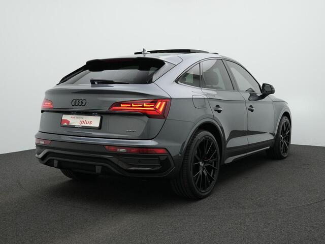 Audi Q5 Sportback 55 TFSI e 367 pk S-tronic S edition / S-Line | Panoramadak | Luchtvering | Leder/alcantara (rood gestikt) | Rondomzicht camera | Geheugenstoel | Bang & Olufsen | Matrix LED