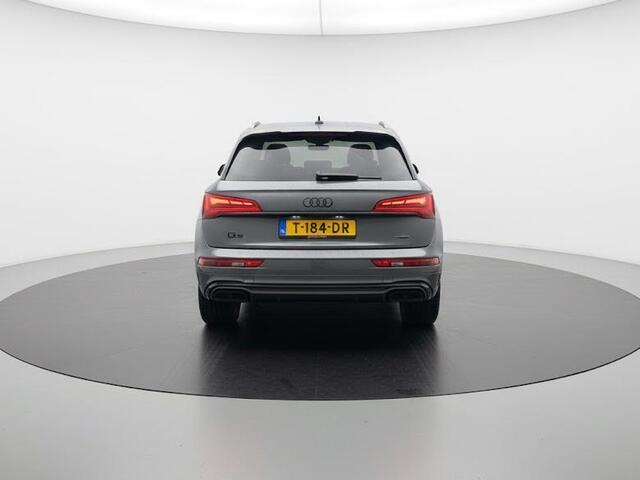 Audi Q5 50 TFSI e S edition 299PK S-tronic PHEV | 2x S-line | Zwart optiek | Clima | Zwenkbare trekhaak | Adaptieve cruise | Rood sticksel |
