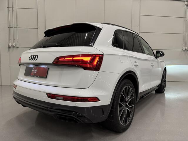 Audi Q5 55 TFSI e quattro 3x S-Line PANO/LUCHTVERING/TREKHAAK/HEAD-UP/ACC/360CAMERA/KEYLESS/20"AUDI-SPORT/MATRIX/VIRTUAL/SFEER/BLACK-OPTIC/GLETSCHER-WEIS METALLIC/VOLLEDIG AUDI DEALER HISTORIE