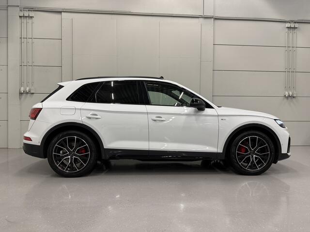 Audi Q5 55 TFSI e quattro 3x S-Line PANO/LUCHTVERING/TREKHAAK/HEAD-UP/ACC/360CAMERA/KEYLESS/20"AUDI-SPORT/MATRIX/VIRTUAL/SFEER/BLACK-OPTIC/GLETSCHER-WEIS METALLIC/VOLLEDIG AUDI DEALER HISTORIE