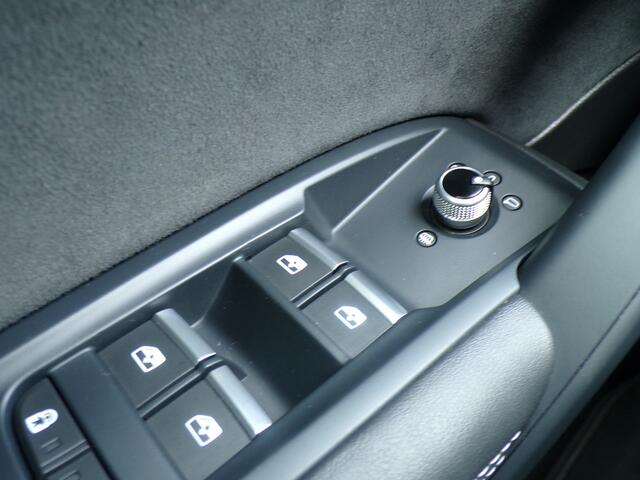 Audi Q5 55 TFSI e S edition Competition, Trekhaak / Luchtvering / Full LED / Sensoren + Camera / Carplay + Android Auto / Stoelverwarming / 20'' LMV