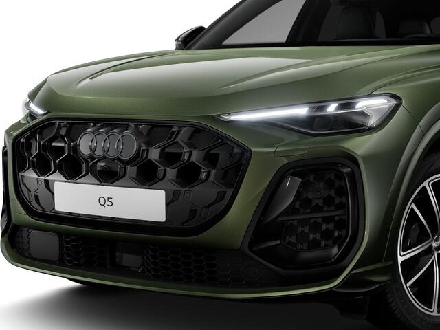 Audi Q5 S edition (B10) e-hybrid 220 kW / 299 PK SUV 7 ve | Luchtvering | Trekhaak | Panoramadak | Stoelverwarming voor + achter | Stuurwielverwarming | OLED Achter verlichting | Ambiente lichtpakket Pro |