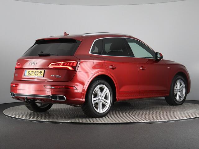 Audi Q5 55 TFSI e quattro Competition S-Line (Elek. trekhaak / Pano / Camera / Carplay / Luchtvering)