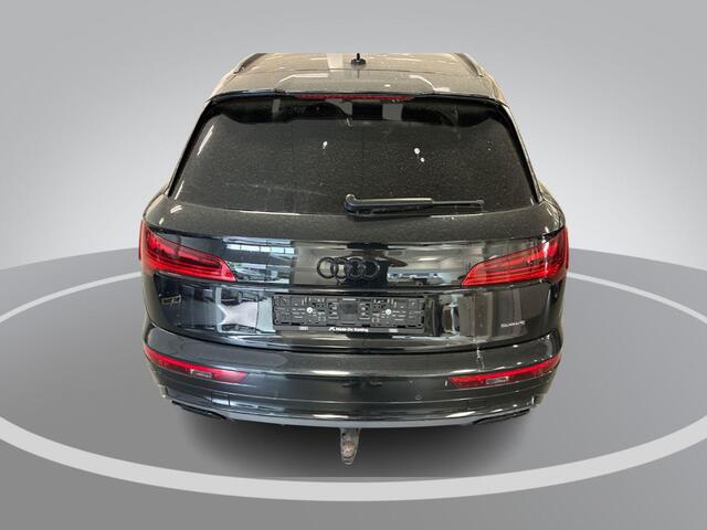 Audi Q5 50 TFSIe 299pk S-tronic S edition · Camera · Wegklapbare Trekhaak · Apple/Android Car Play · Navigatie · 20'' Inch ·