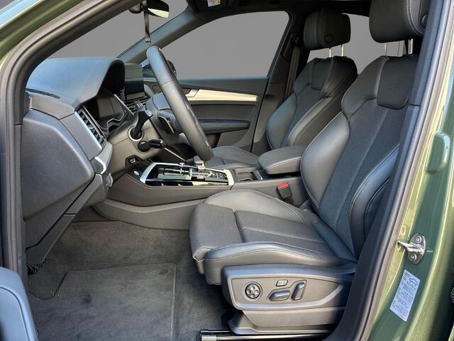 Audi Q5 Sportback 50 TFSIe 299pk S edition Competition · Camera · Inklap. Trekhaak · Matrix LED · Dodehoeksensor · Stuur- & Stoelverwarming · Elektrische stoelverstelling · Apple/Android Car Play · Garantie t/m 24-06-2030 of 100.000km