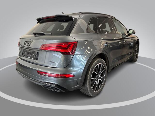 Audi Q5 50 TFSIe 299pk S-Tronic S Edition Competition · Panoramadak · Camera · Inklap. Trekhaak · Stuurwielverwarming · Dodehoeksensor · ACC · Apple/Android Car Play ·