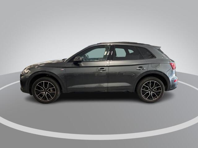 Audi Q5 50 TFSIe 299pk S-Tronic S Edition Competition · Panoramadak · Camera · Inklap. Trekhaak · Stuurwielverwarming · Dodehoeksensor · ACC · Apple/Android Car Play ·