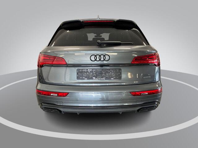Audi Q5 50 TFSIe 299pk S-Tronic S Edition Competition · Panoramadak · Camera · Inklap. Trekhaak · Stuurwielverwarming · Dodehoeksensor · ACC · Apple/Android Car Play ·