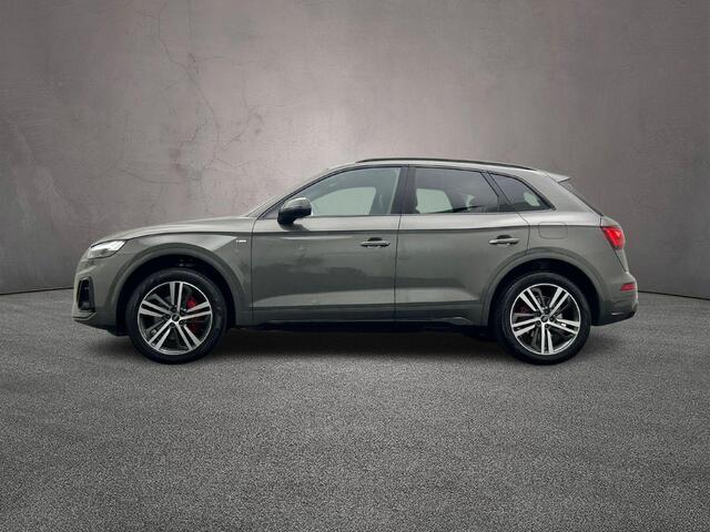 Audi Q5 50 TFSI e 300 PK quattro S edition Competition | 20-Inch | Zwart-Optiek | Tour-Pack | Matrix | Sportplus-Stoel | Elek.verstl-Stoelen | Ambient-Light | Privacy-Glas |
