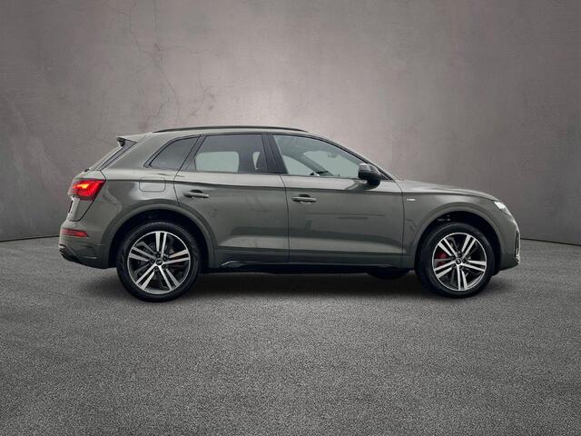 Audi Q5 50 TFSI e 300 PK quattro S edition Competition | 20-Inch | Zwart-Optiek | Tour-Pack | Matrix | Sportplus-Stoel | Elek.verstl-Stoelen | Ambient-Light | Privacy-Glas |