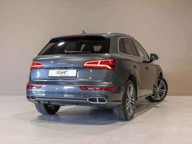Audi Q5 55 TFSI e quattro Competition 367pk / Panorama dak / Adaptieve cruise control / Stoelverwarming / Dodehoekdetectie / Achtertuitrijcamera / Apple carplay /