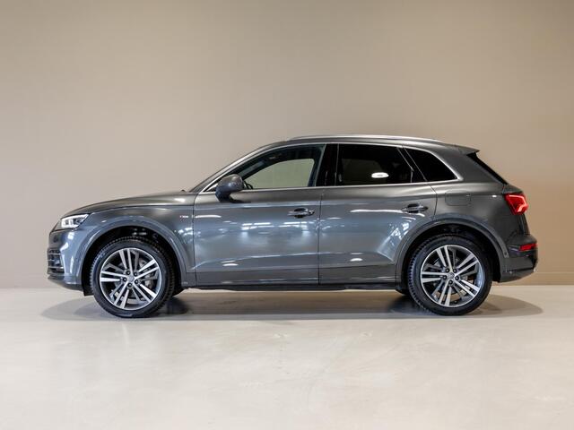Audi Q5 55 TFSI e quattro Competition 367pk / Panorama dak / Adaptieve cruise control / Stoelverwarming / Dodehoekdetectie / Achtertuitrijcamera / Apple carplay /