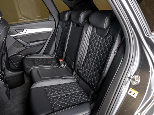 Audi Q5 55 TFSI e quattro Competition 367pk / Panorama dak / Adaptieve cruise control / Stoelverwarming / Dodehoekdetectie / Achtertuitrijcamera / Apple carplay /