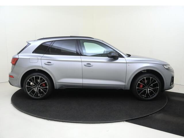 Audi Q5 55 TFSI e S edition Competition | Panoramadak | Trekhaak | Achteruitrijcamera | 3-zone airco | Dodehoek detectie | Keyless | LED matrix verlichting | Stoelverwarming |