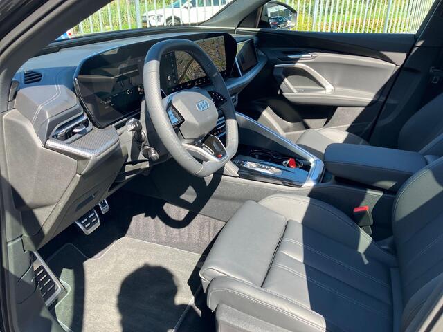Audi Q5 2.0TFSIe-hybrid 220kW/299PK quattro S Line · Panoramadak · Trekhaak · 360°Camera + Parkeersensoren · Leder · Tech Pro · Garantie t/m 17-05-2030 of 120000km.