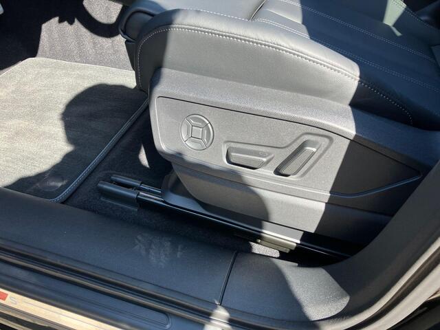 Audi Q5 2.0TFSIe-hybrid 220kW/299PK quattro S Line · Panoramadak · Trekhaak · 360°Camera + Parkeersensoren · Leder · Tech Pro · Garantie t/m 17-05-2030 of 120000km.