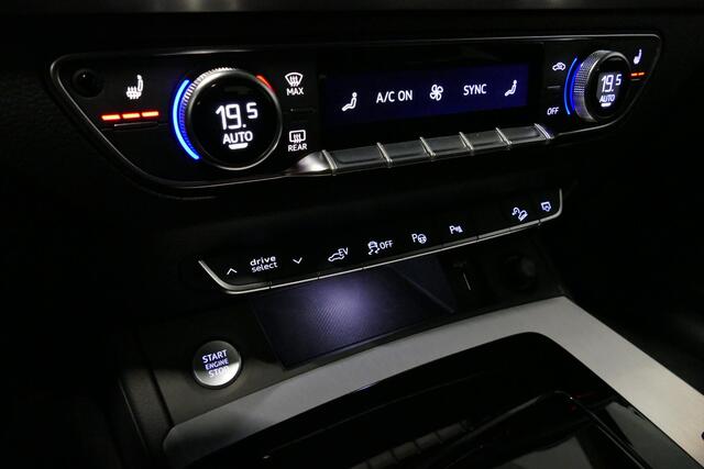 Audi Q5 Sportback 50 TFSI e S edition Competition / S-Line / SQ5 Diffuser / Maxton Design Bodykit V.2 / Panoramadak / Matrix LED / Rondomzichtcamera / Ambienteverlichting / Apple Carplay - Android Auto / Stoelverwarming / Audi Sound System / Dodehoek detectie / A