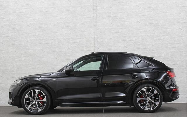 Audi Q5 Sportback 300pk TFSI e S-Line Competition | #RS-Leder | Luchtvering | 360 Camera | Panorama | B&O | ACC | SQ5 Diffuser | Sfeerverlichting | Trekhaak | Stoelverwarming V+A | LED-Matrix | Keyless-Entry | Memory | Zonwering | Standkachel | Stuurverwarming | 21 inch | Black-Optic | Carplay |