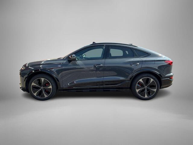 Audi Q6 Sportback e-tron S edition performance 100 kWh / 306pk · SOH 97,5% · Panoramadak · 360 Camera · Inklap. Trekhaak · Stuur- & Stoelverwarming · Elek. Voorstoelen + Geheugen & Massage · Garantie t/m 17-06-2030 of 100.000km