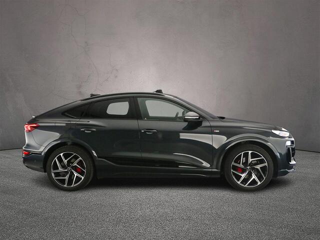 Audi Q6 Sportback e-tron S edition quattro 100 kWh | Trekhaak | Adaptieve Luchtvering | Adaptieve Cruise | Head-up | B&O 3D | Panorama Dak | Camera | Pack Tech | Navigatie-pakket | Interieur-pakket | Trekhaak-pakket |