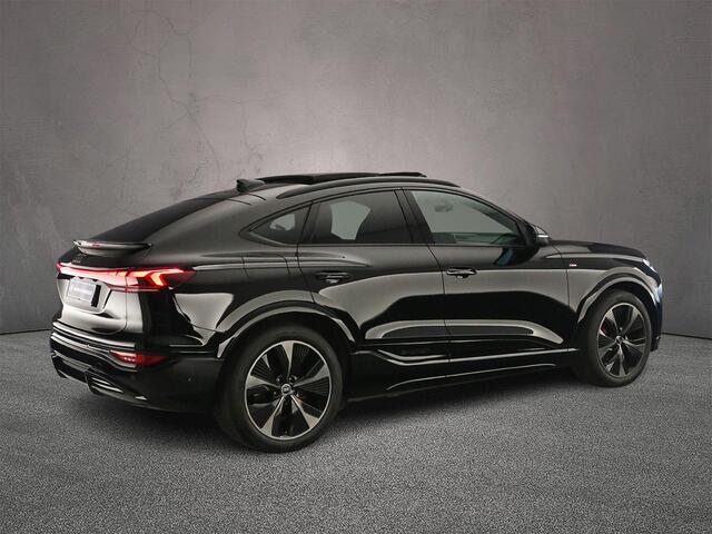 Audi Q6 Sportback e-tron S edition performance 100 kWh | Trekhaak | Adaptieve Cruise | Panorama Dak | Camera | B&O 3D | Head-up | Matrix LED | Navigatie-pakket | Trekhaak-pakket | Interieur-pakket |